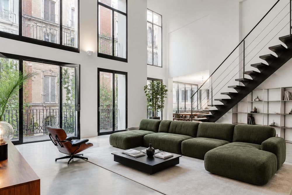 Loft de doble altura con grandes ventanales